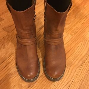 bP Brown leather boots